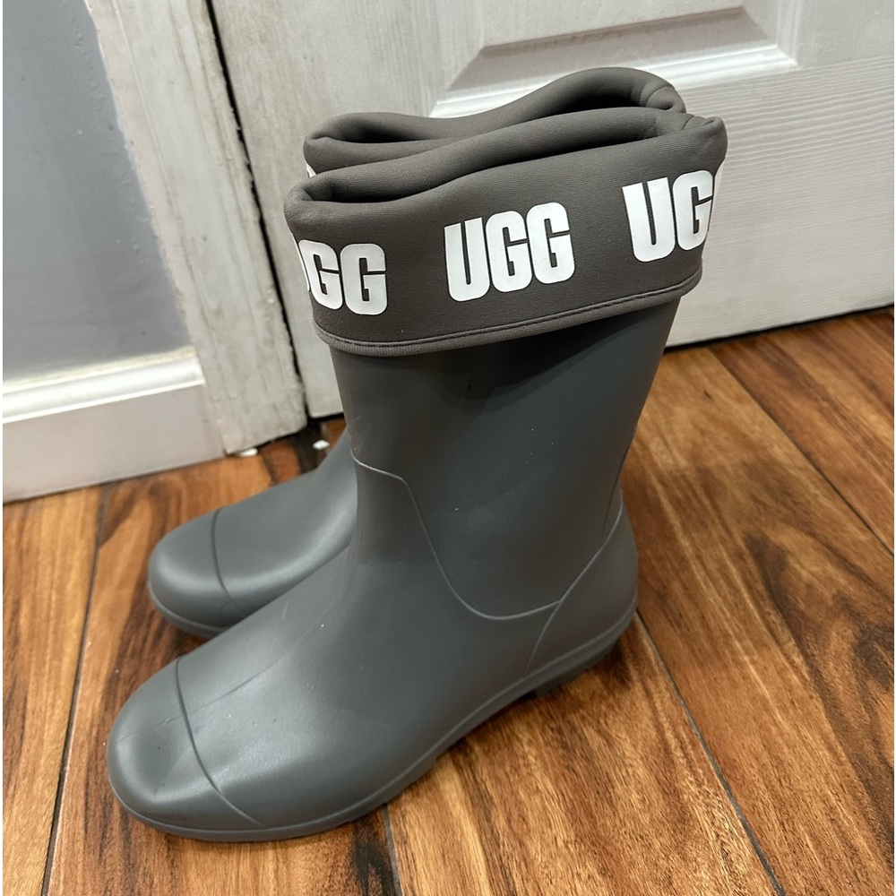 UGG RAIN BOOTS BRAND NEW